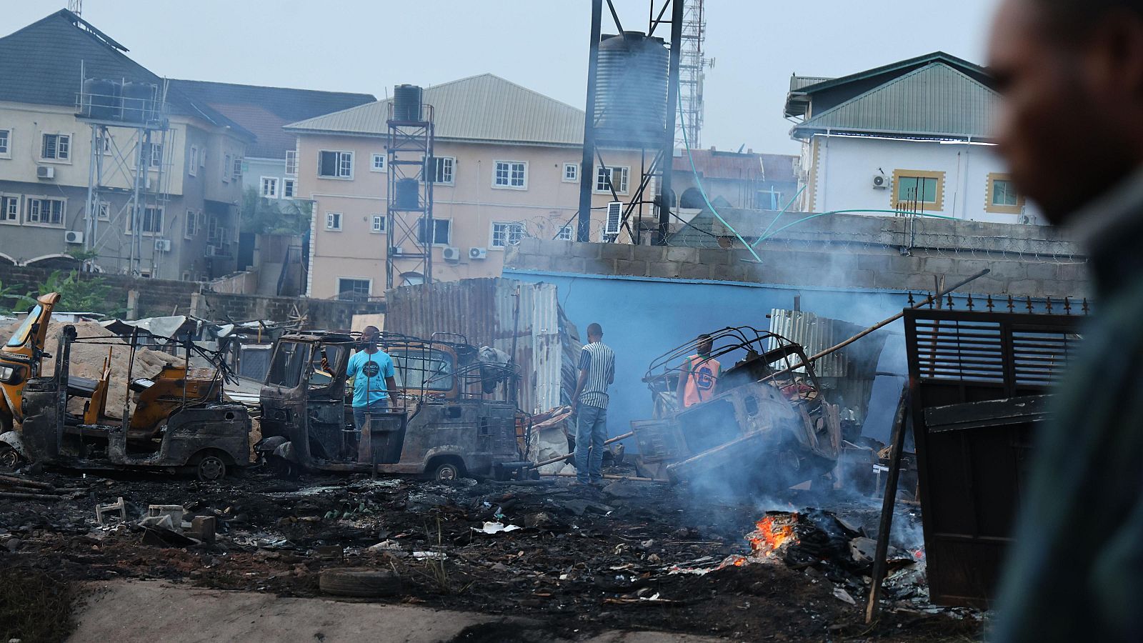 Consecuencias de la explosión de un camión cisterna que transportaba gas natural comprimido en Nigeria, el 12 de marzo de 2025