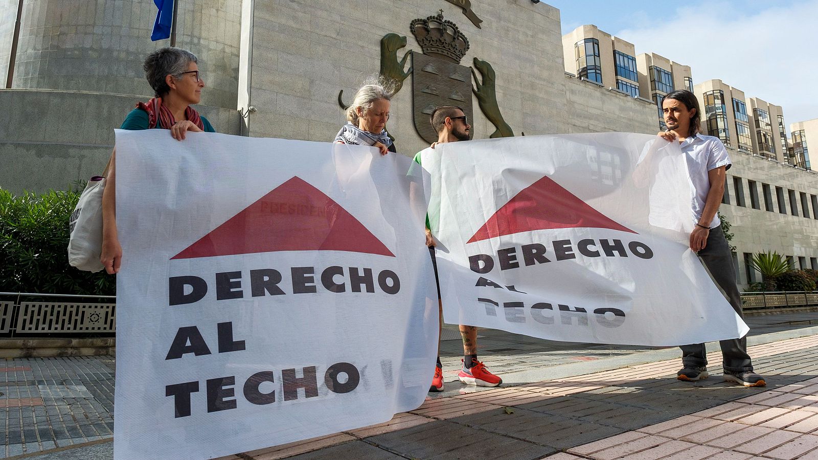 La plataforma Derecho a Techo de Canarias durante una manifestación parar el desahucio de una familia de Ingenio (Gran Canaria)