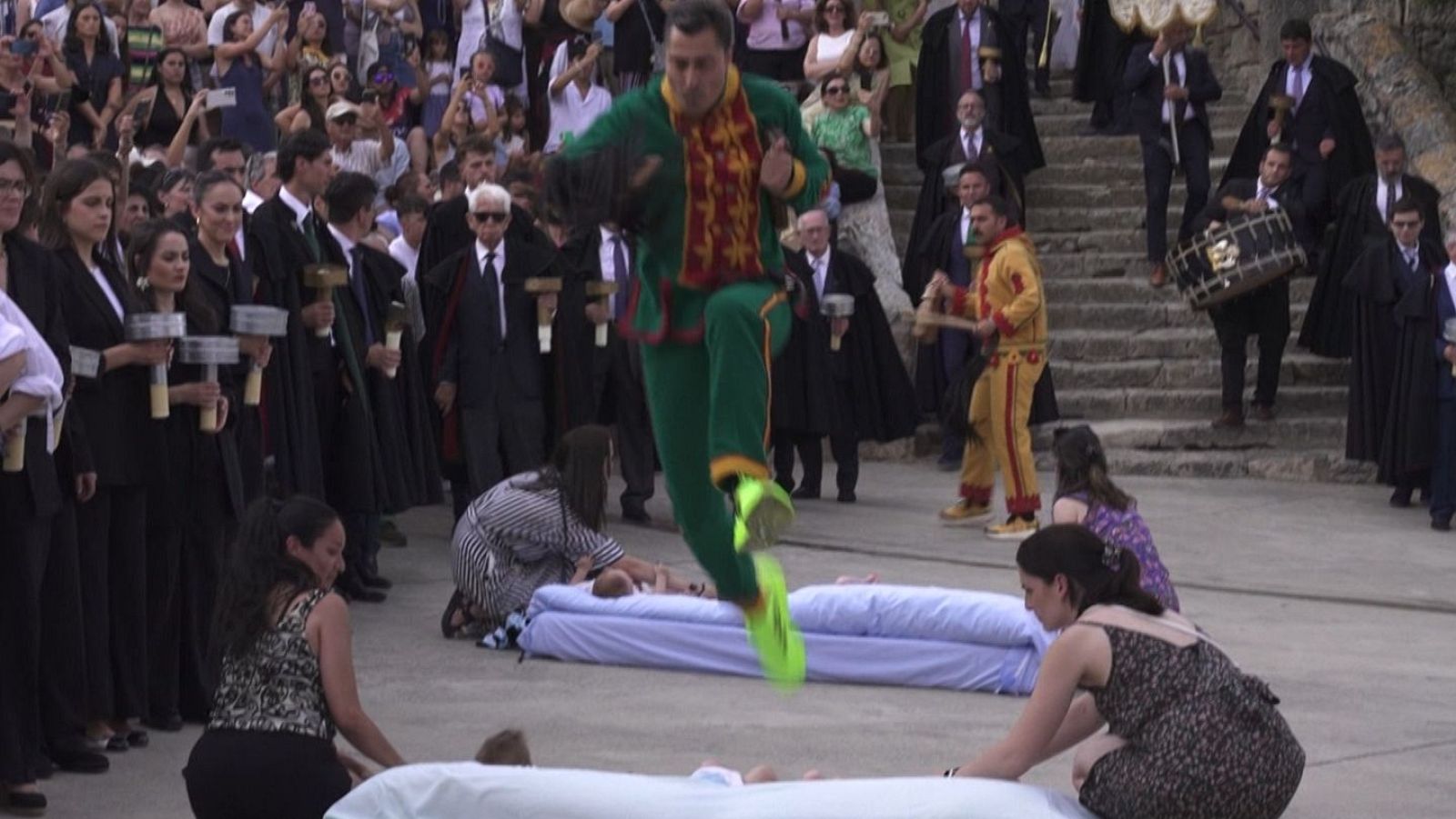 La fiesta de un pueblo de Burgos en la que saltan por encima de bebés