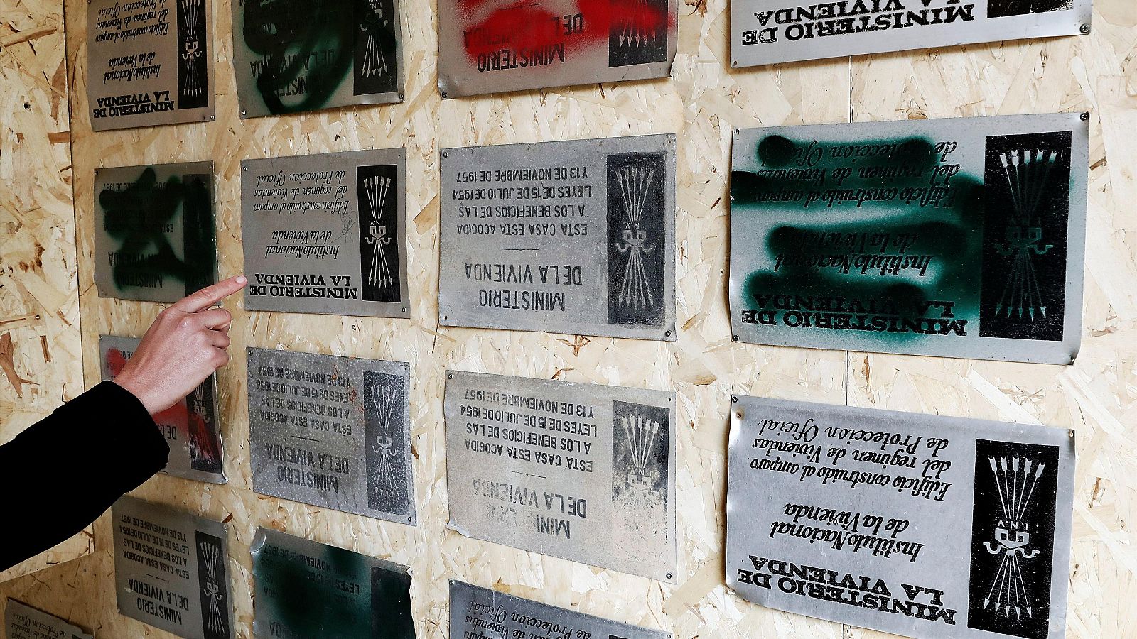 Exposición de símbolos y menciones honorificas franquistas que han sido retirados en Navarra realizada en 2019