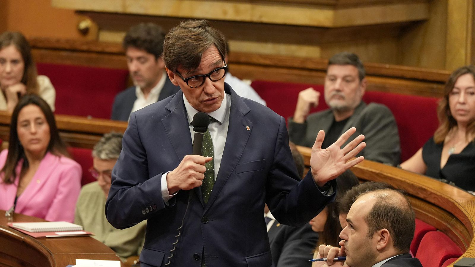 El president del Govern, Salvador Illa, respon els grups durant el ple del Parlament