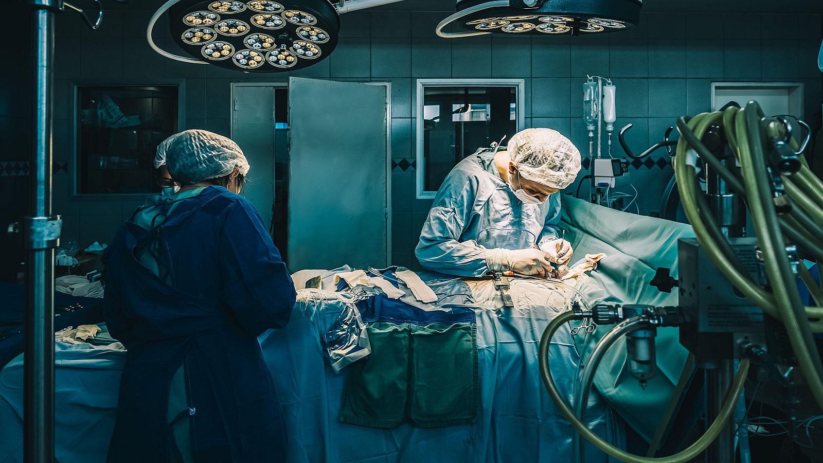 Imagen de varios médicos en un quirófano