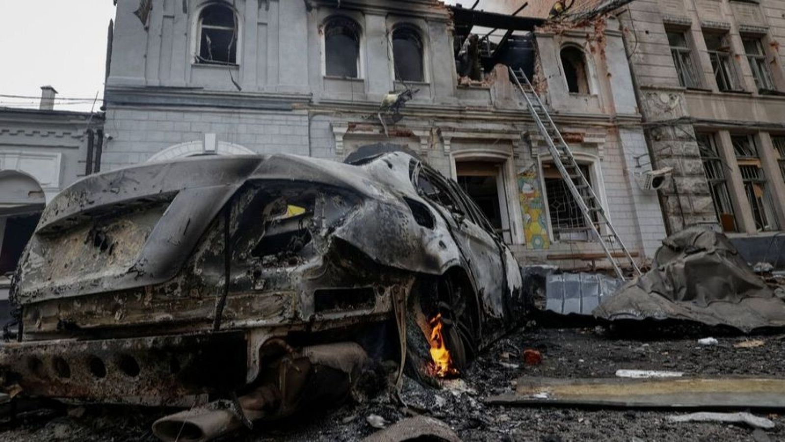 Los bomberos trabajan en el lugar del ataque a un jardín de infancia en Járkov