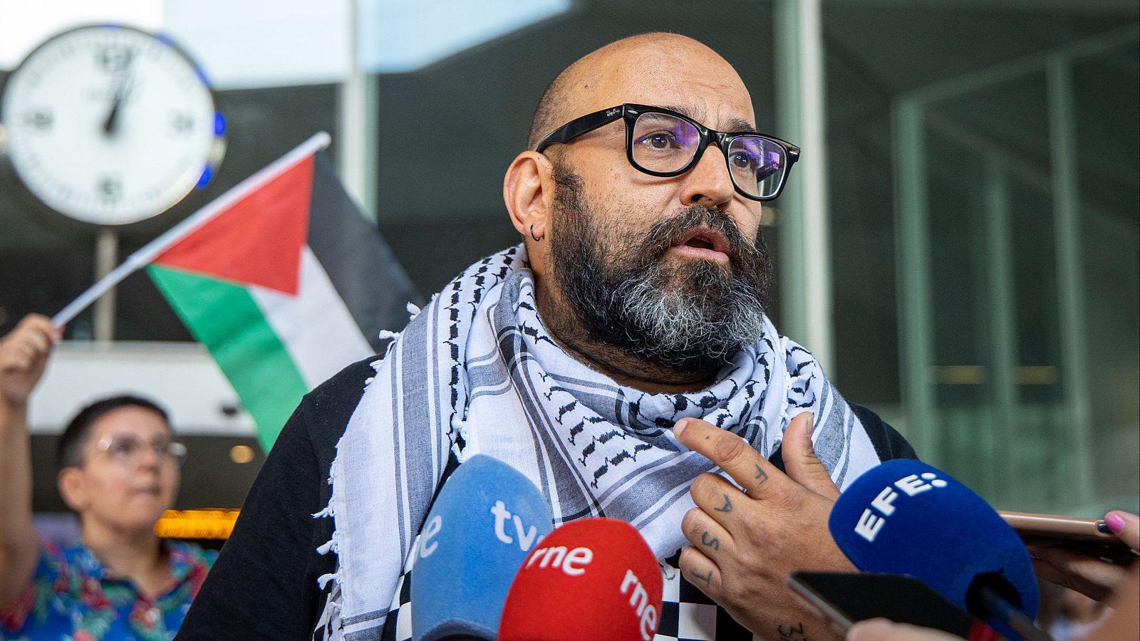 El activista riojano Sergio Toribio realiza declaraciones a la prensa a su llegada este viernes a Logroño, tras ser deportado desde Israel.