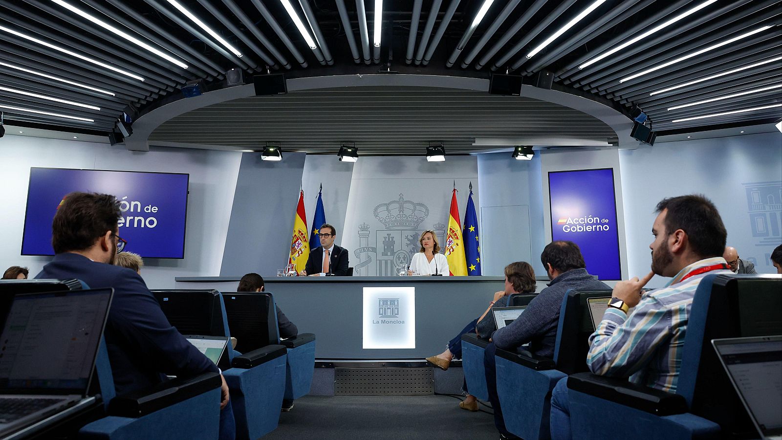La portavoz del Gobierno y ministra de Educación, Pilar Alegría y el ministro de Economía, Carlos Cuerpo en la rueda de prensa tras el Consejo de Ministros
