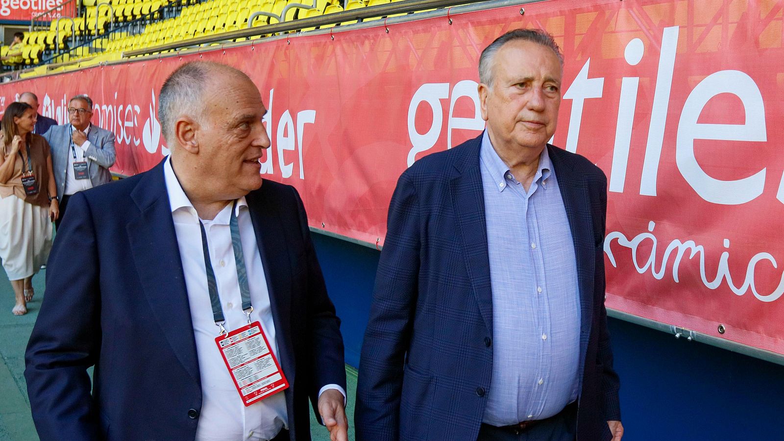 El presidente del Villarreal CF, Fernando Roig, junto al presidente de LaLiga, Javier Tebas (i), durante un acto en 2023.