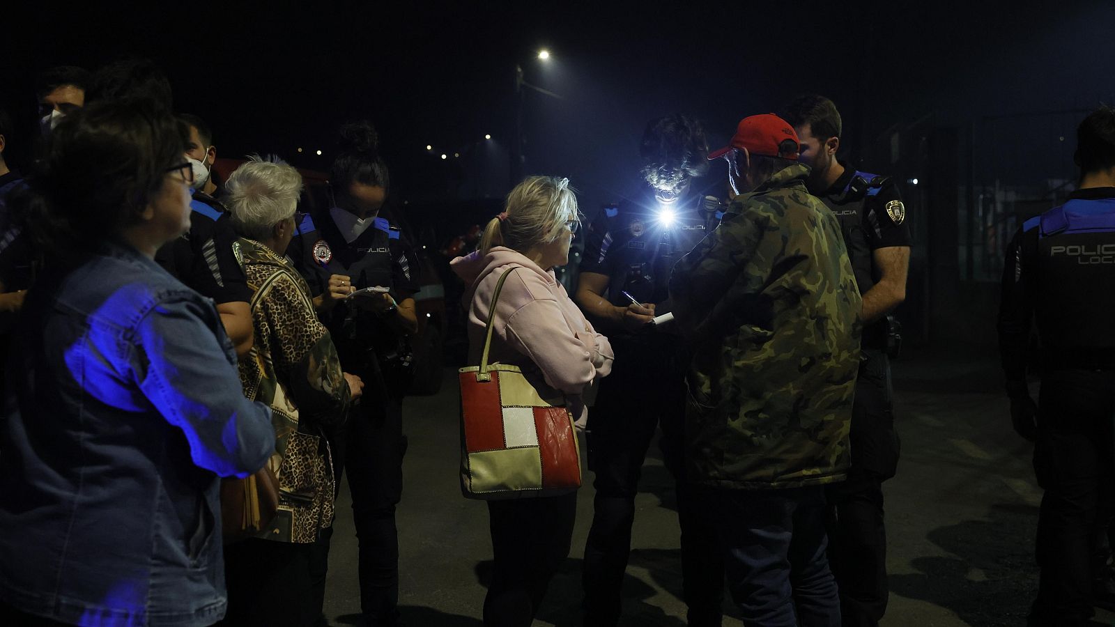 Un incendio en un monte cerca de Gijón obliga a desalojar a unas 45 personas