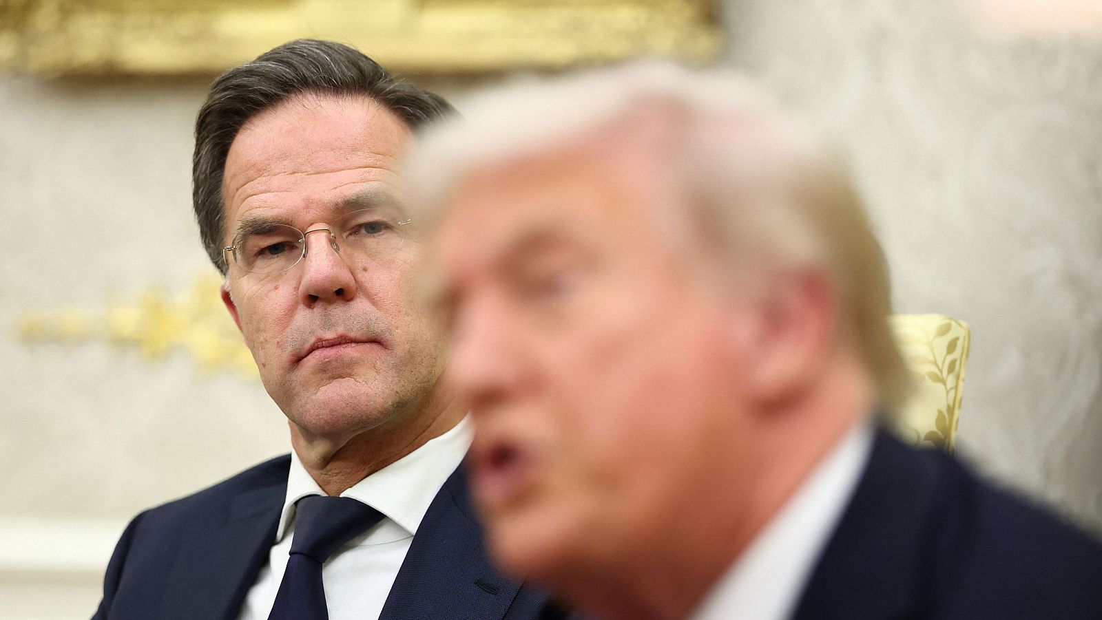 El secretario general de la OTAN, Mark Rutte, escucha al presidente estadounidense Donald Trump
