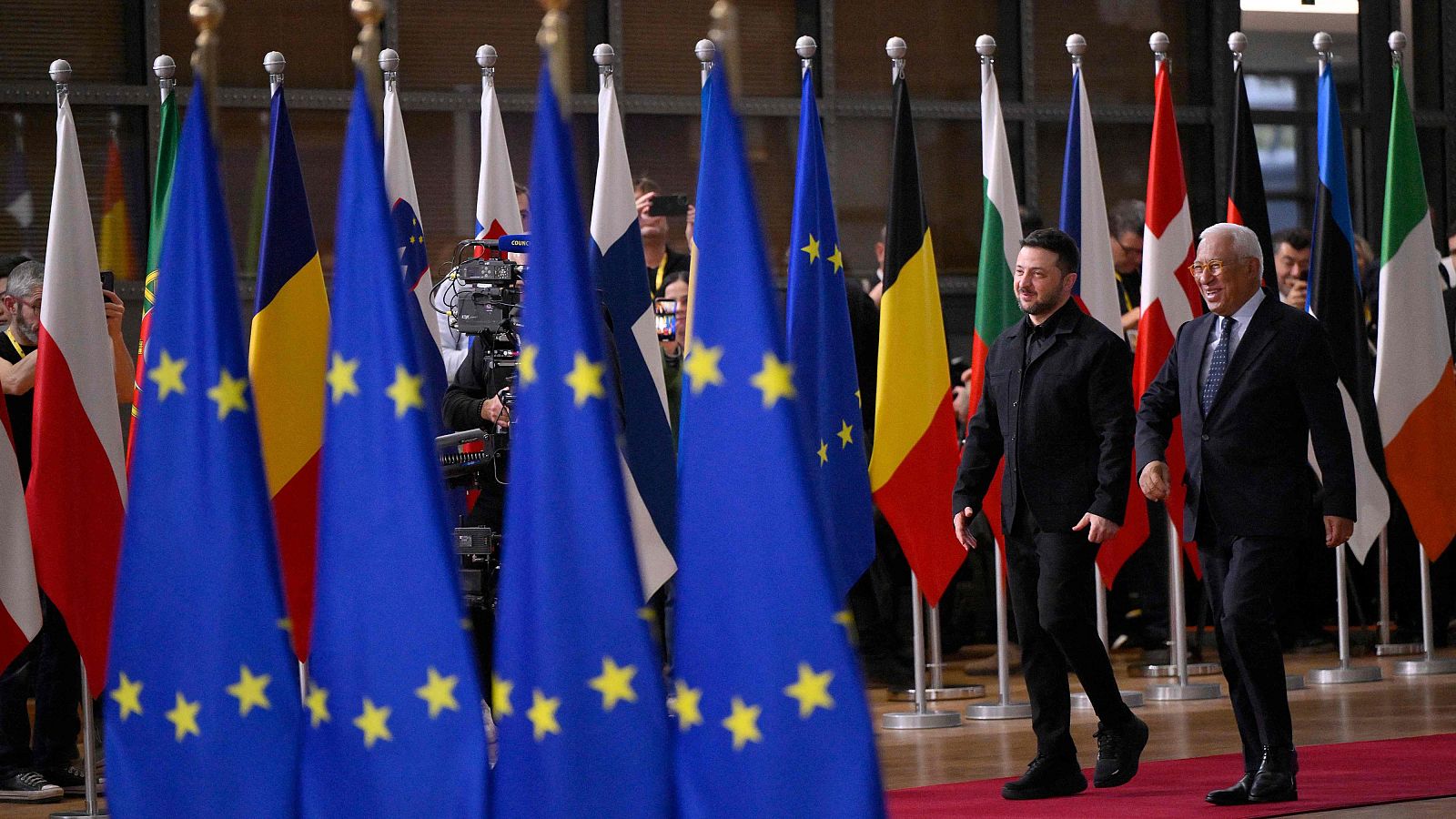 El líder ucraniano, Volodimir Zelenski (i), y el presidente del Consejo Europeo, António Costa