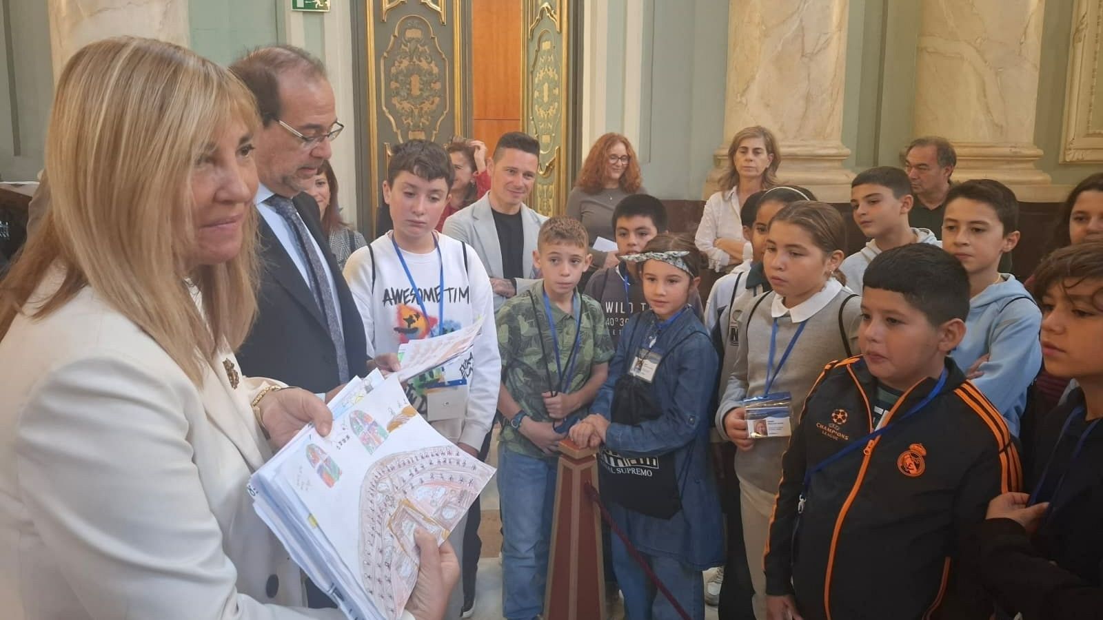 La presidenta del CGPJ y del Tribunal Supremo, Isabel Perelló, muestra a los alumnos de un colegio público de Madrid el interior del Supremo