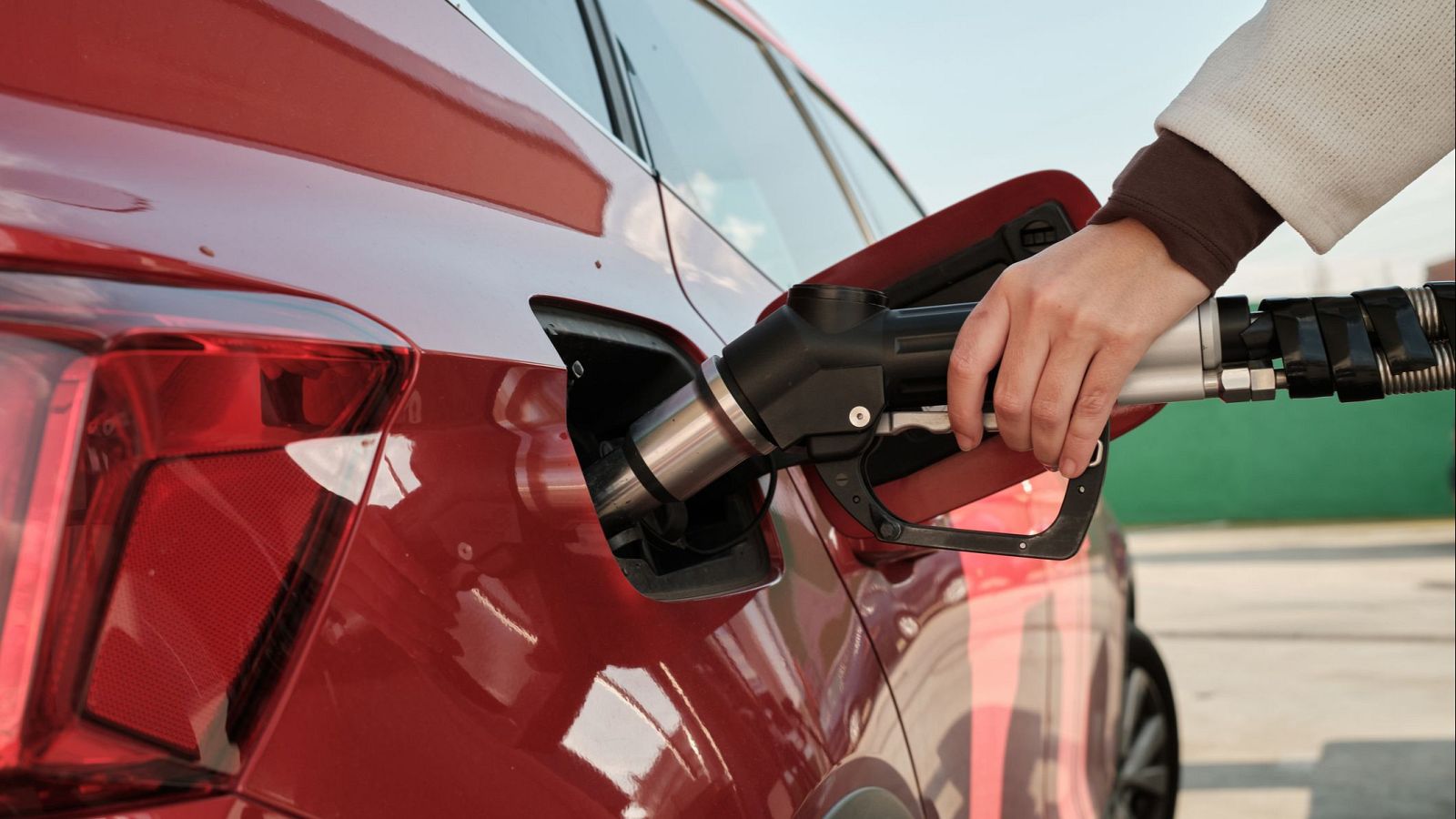 Los carburantes continúan su tendencia bajista y tocan un nuevo mínimo desde mediados de junio