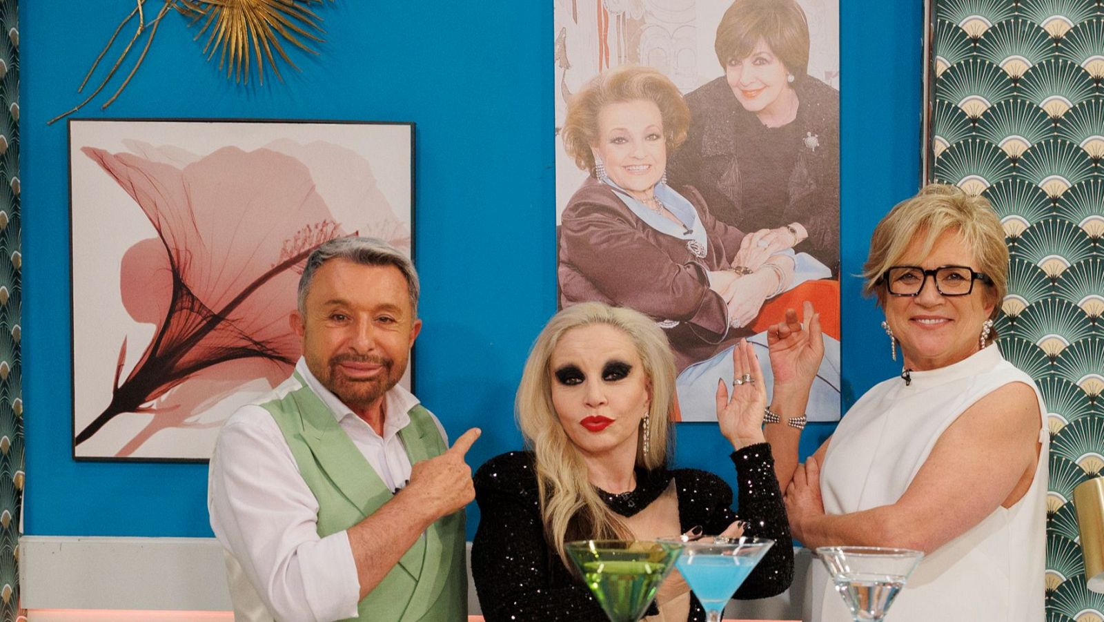 José Manuel Parada, Alaska e Inés Ballester, ante el retrato de Carmen Sevilla y Concha Velasco