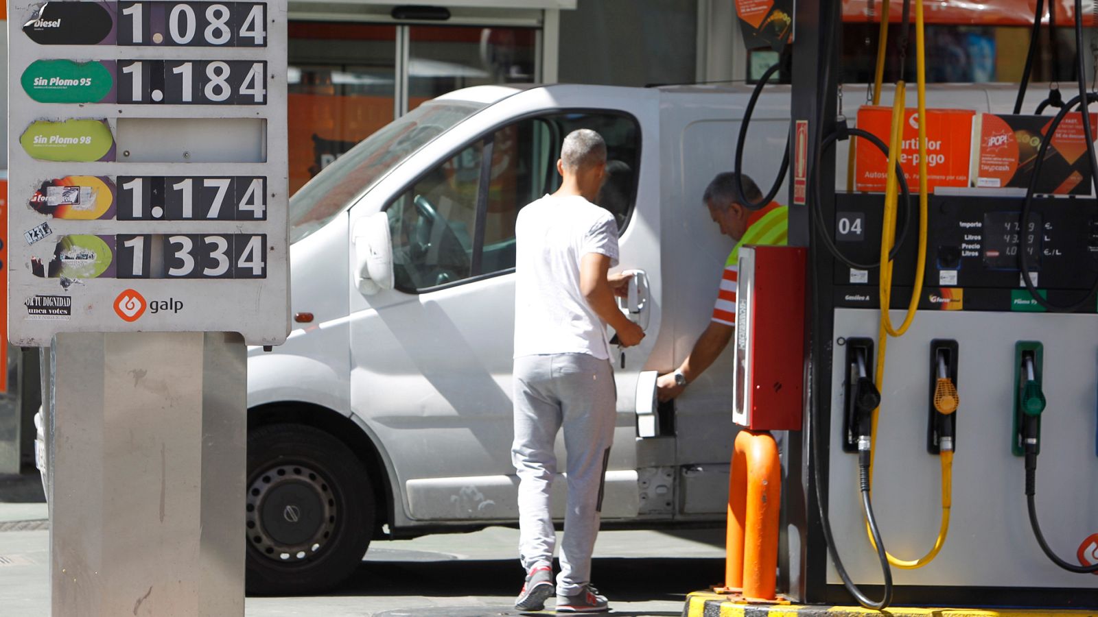 Una furgoneta reposta en una gsolinera de Madrid