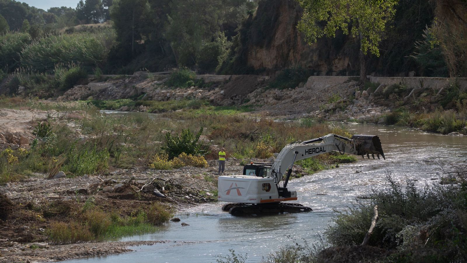 Varios trabajadores en la zona del Turia junto a Manises donde se ha encontrado el cuerpo
