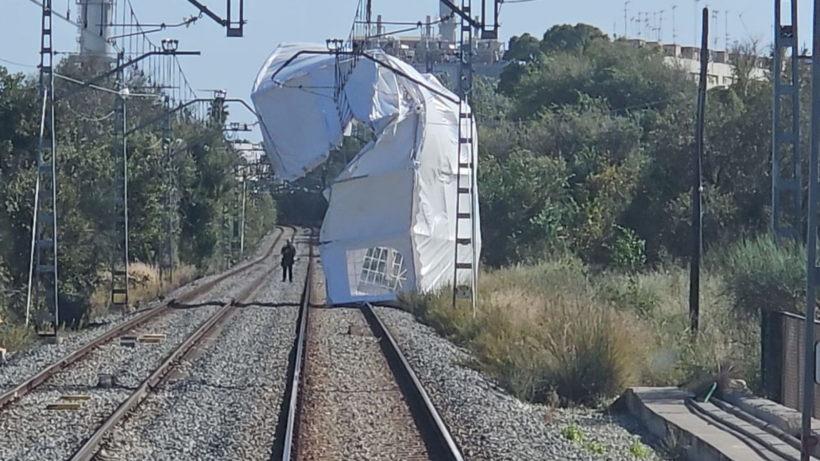 Imatge de l'objecte que ha caigut a la via.