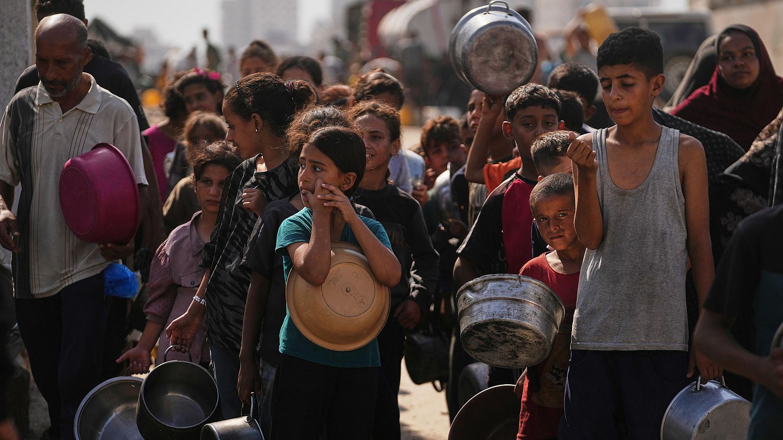 Palestinos esperan recibir alimentos donados en un comedor comunitario en la ciudad de Gaza, el jueves 23 de octubre de 2025.