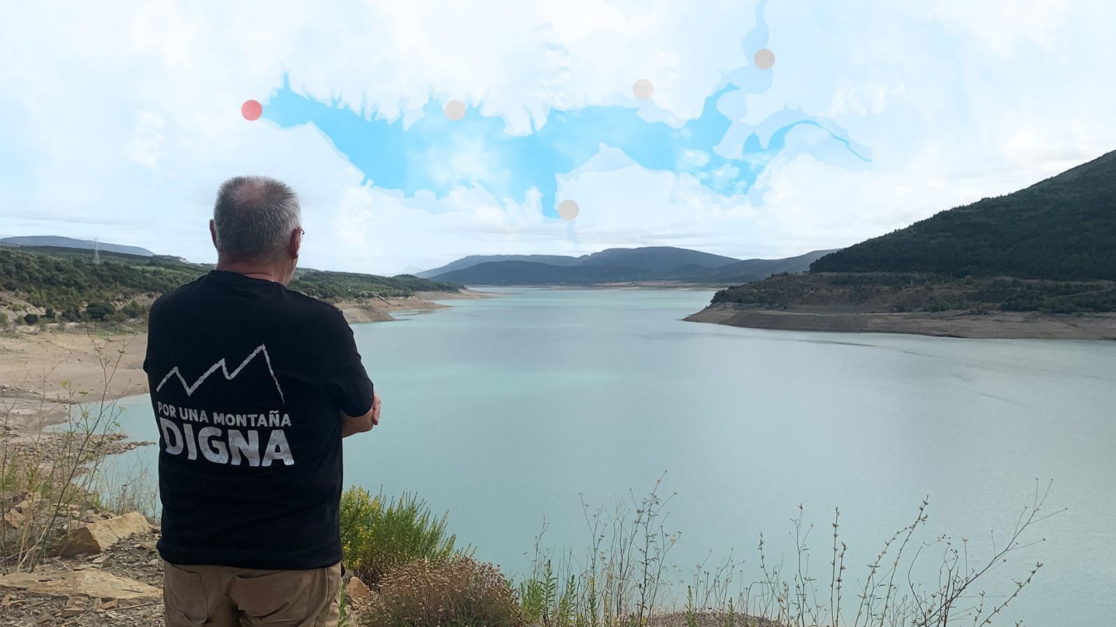 El presidente de la Asociación Río Aragón, Miguel Solana, mira hacia el embalse de Yesa