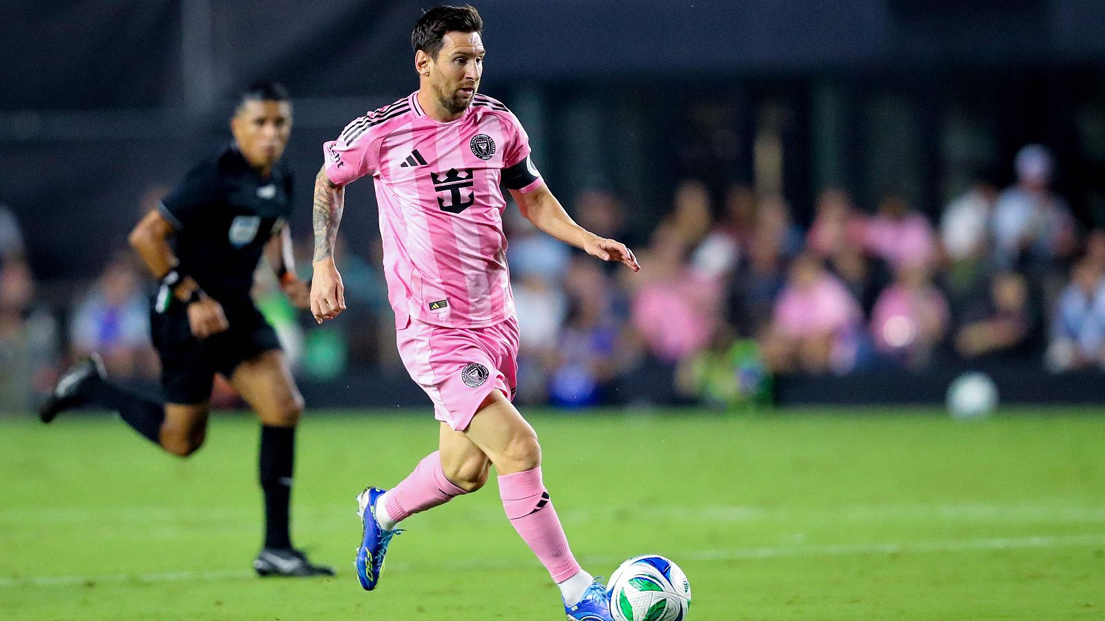Lionel Messi controla el balón en un partido del Inter Miami de la Major League Soccer (MLS) de esta temporada
