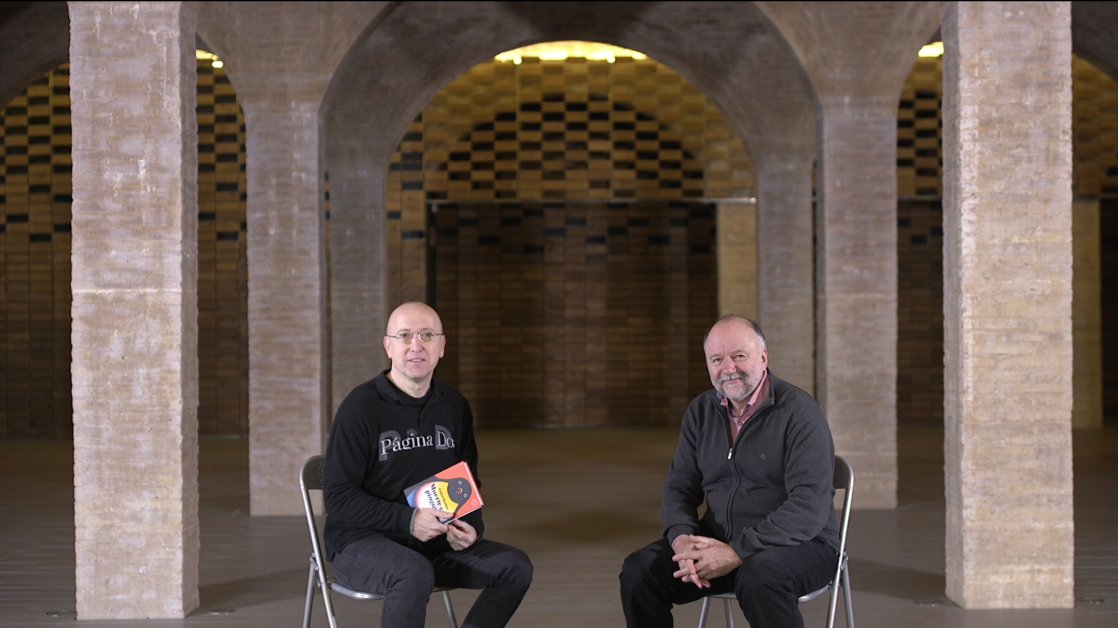 Óscar López charla con Andrei Kurkov de su novela Muerte con pingüino