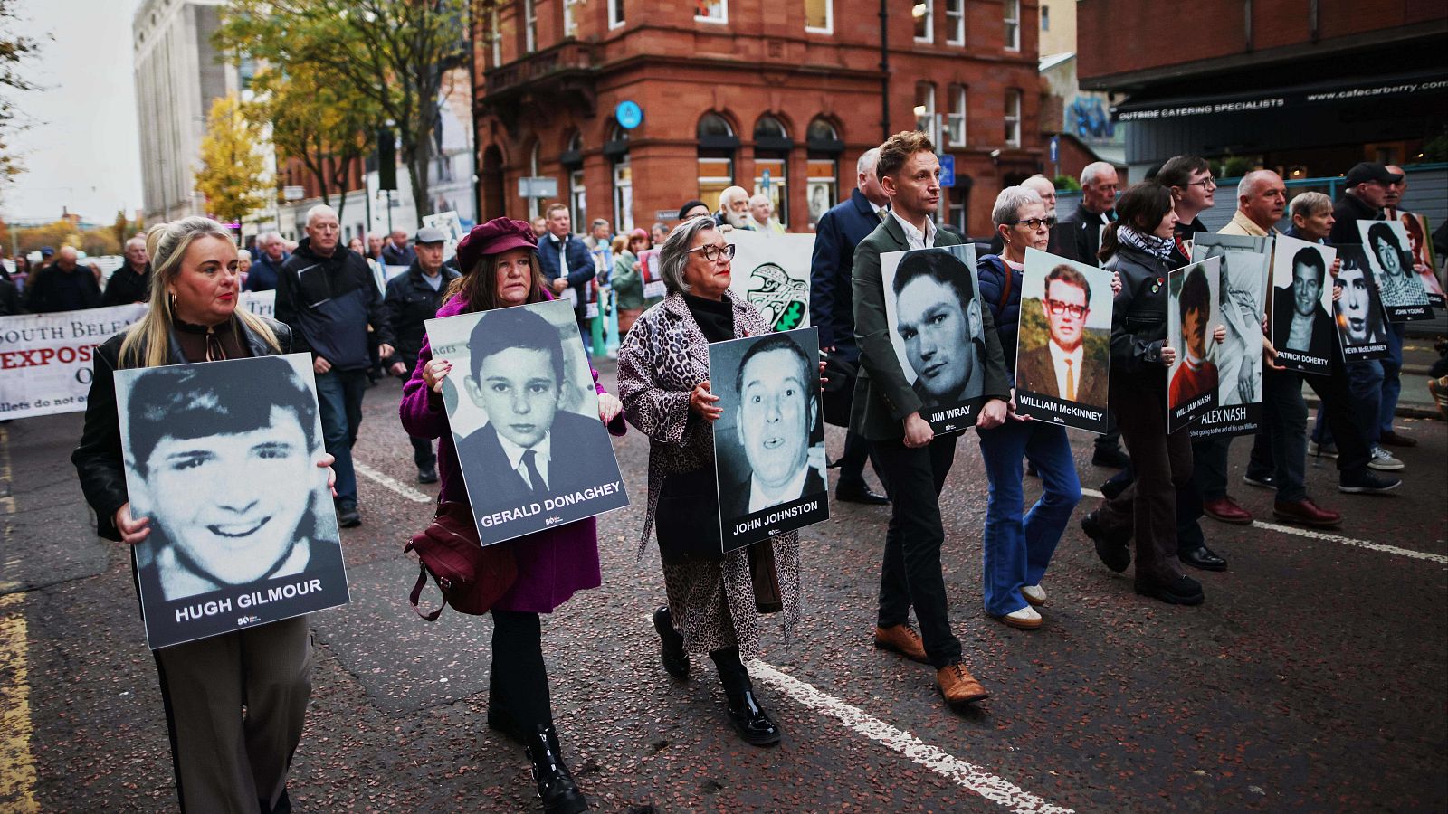 Familiares de las víctimas del Domingo Sangriento marchan hacia el Tribunal de la Corona de Belfast