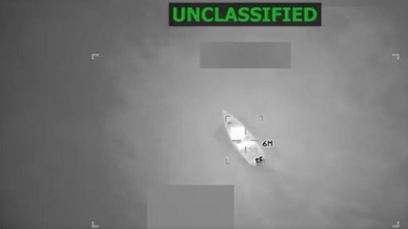 Imagen difundida por el Departamento de Guerra de EE.UU. del ataque a una narcolancha este jueves en el mar Caribe