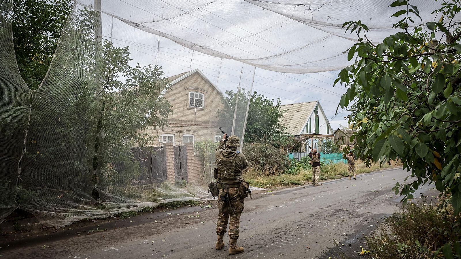 Soldados ucranianos instalan redes antidrones en una carretera de una localidad fronteriza en la región de Donetsk