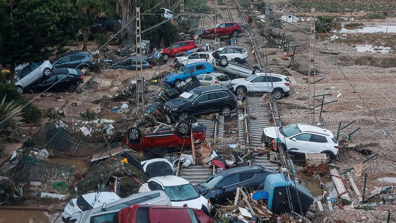 Desenes de cotxes amuntegats sobre les vies del tren al municipi valencià d'Alfafar
