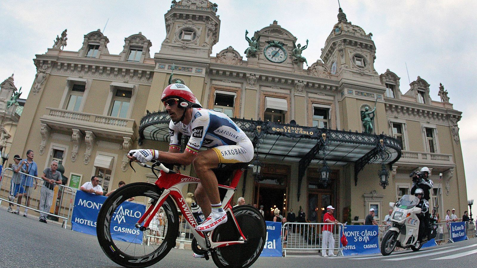 El corredor suizo Fabian Cancellara, frente al Casino de Montecarlo durante la disputa de la primera etapa del Tour 2009