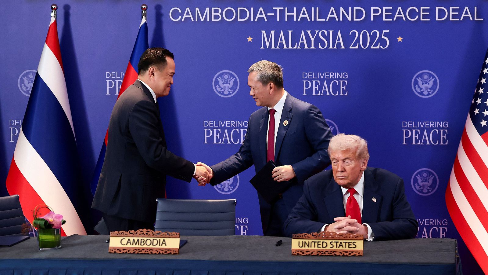 Camboya y Tailandia firman un acuerdo de alto al fuego un que Trump tacha de "histórico"