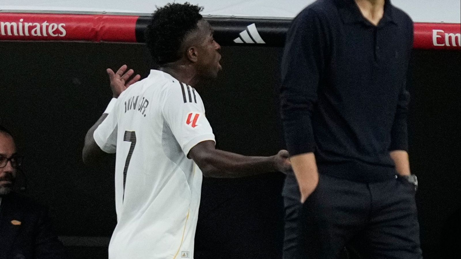 Vinicius protesta al ser cambiado en el clásico