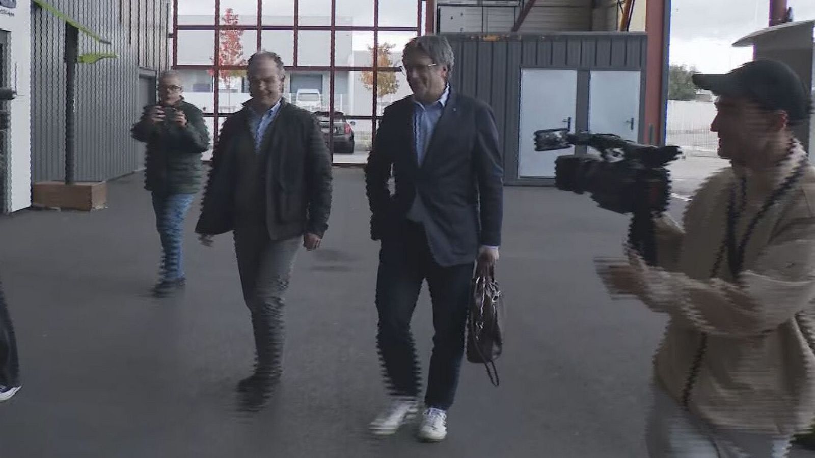 Jordi Turull i Carles Puigdemont arriben a les instal·lacions on Junts ha reunit aquest diumenge el nucli dur del partit