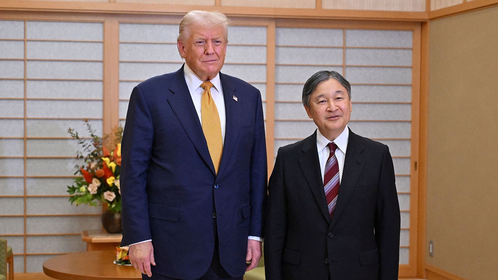 Trump junto al emperador japonés Naruhito en Tokio