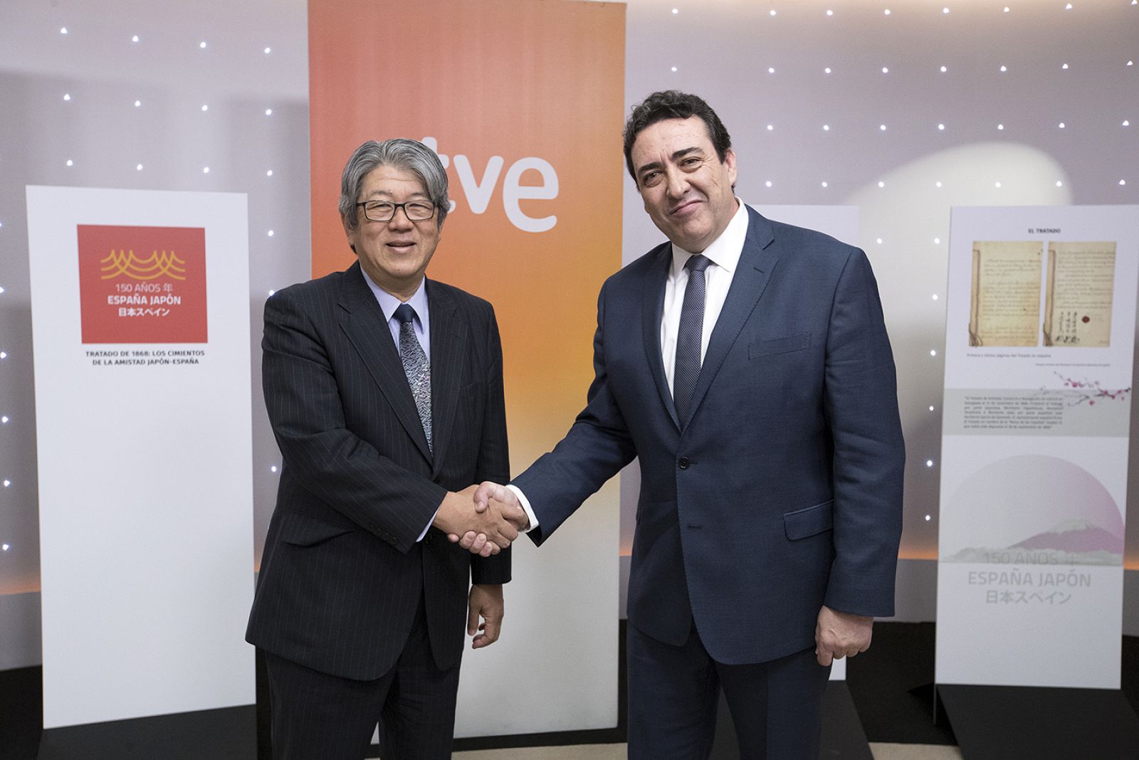 El embajador de Japón en España, Masashi Mizukami, y el director de La 2, Juan Manuel Hidalgo, durante la presentación de la programación especial