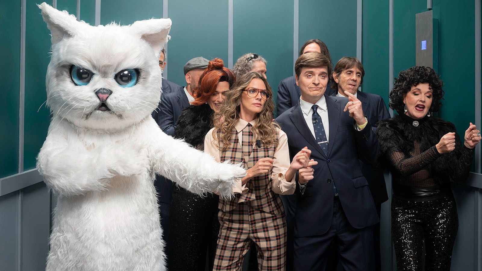 Amaia Salamanca bailando en el ascensor con Marc Giro y el resto del equipo