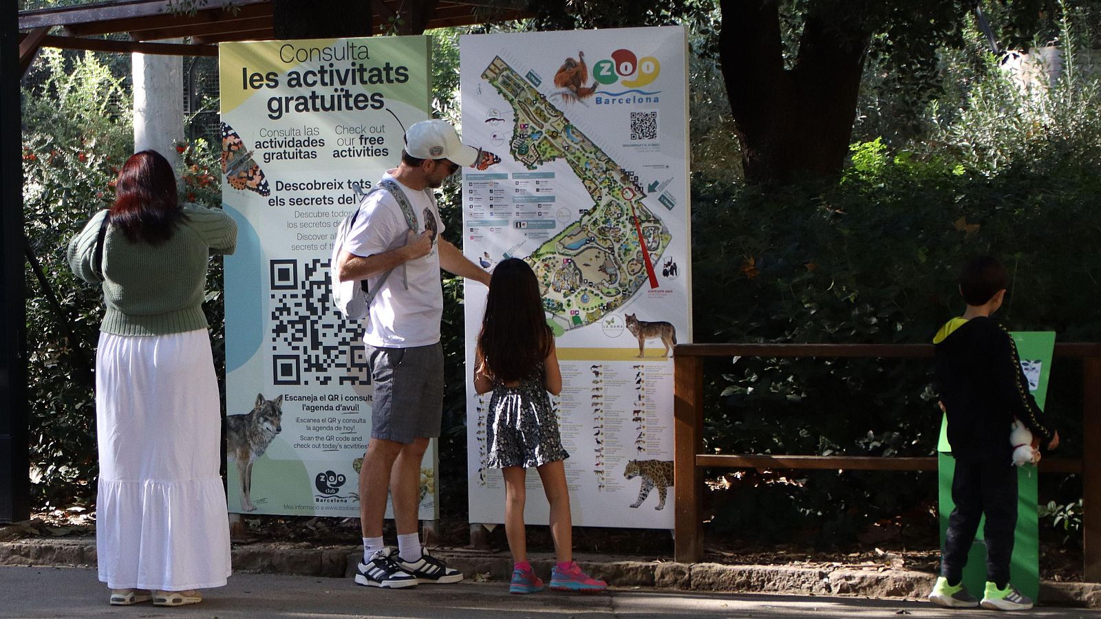 Una família visita el Zoo de Barcelona | ACN