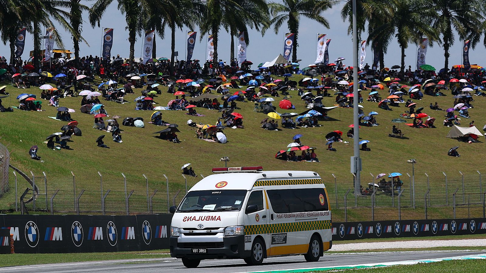 Imagen de la ambulancia que socorrió al piloto de Moto3.