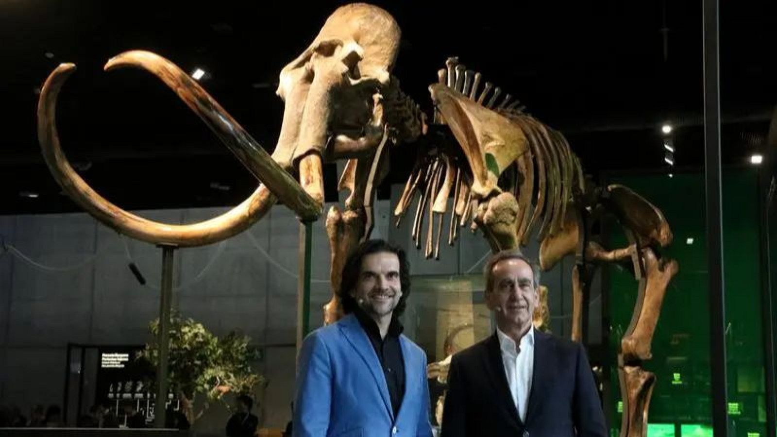 El responsable d'Exposicions i Activitats de Ciència de la Fundació la Caixa, Javier Hidalgo, i el director del museu CosmoCaixa, en la presentació del nou fòssil de mamut