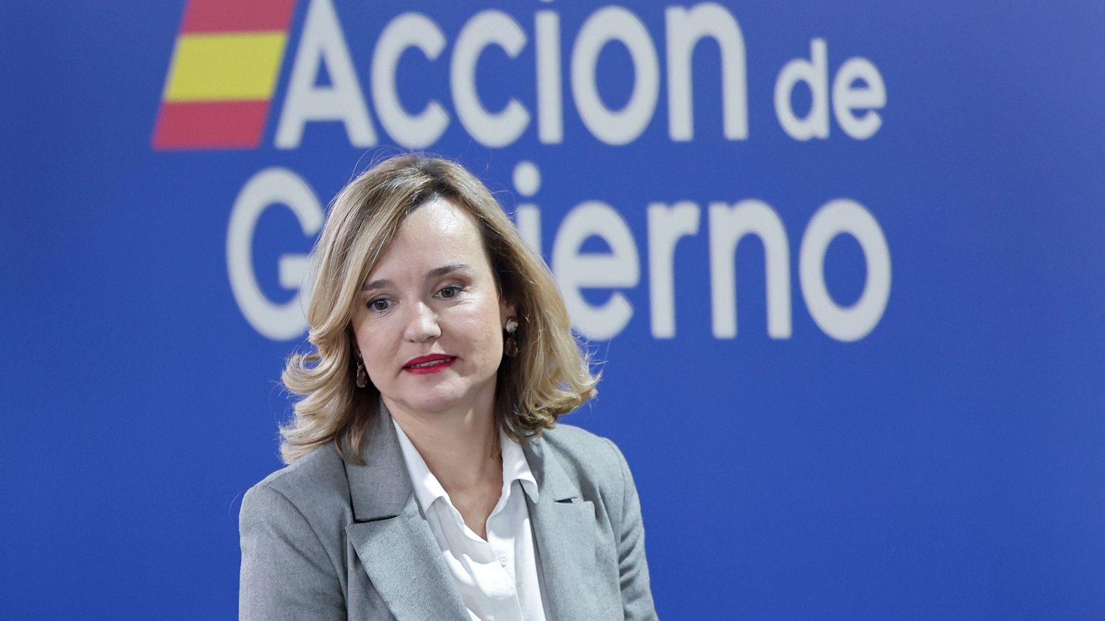 La portavoz y ministra de Educación, Formación Profesional y Deportes, Pilar Alegría, a su llegada a la rueda de prensa posterior a la reunión del Consejo de Ministros, este martes en Moncloa.