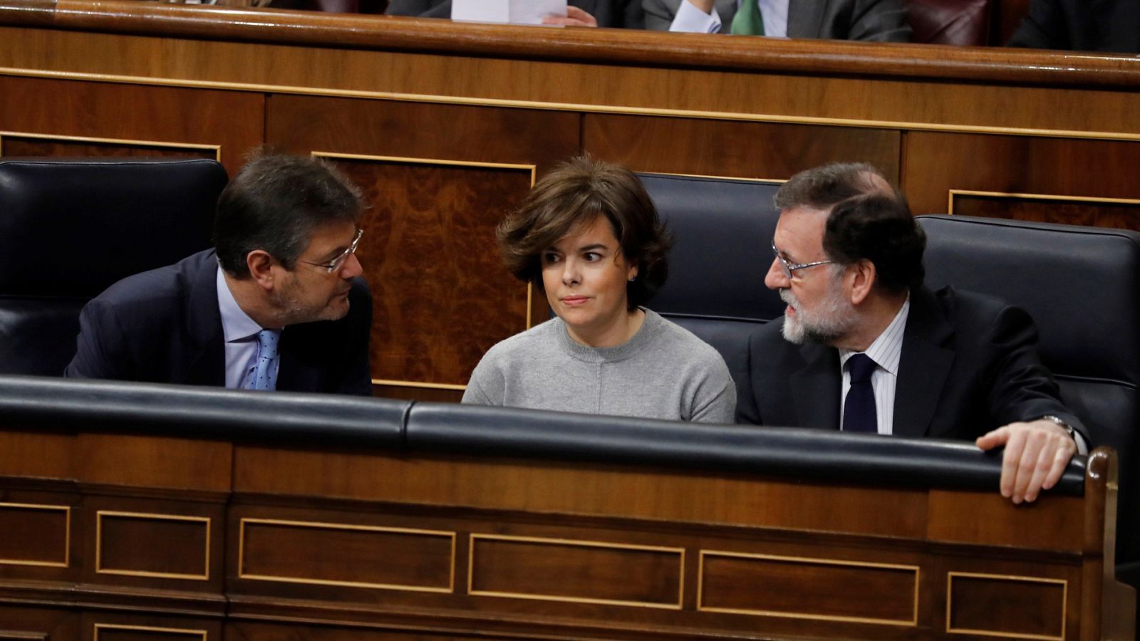 El presidente del Ejecutivo, Mariano Rajoy, junto a la vicepresidenta, Soraya Sáenz de Santamaría, conversa con el ministro de Justicia, Rafael Catalá