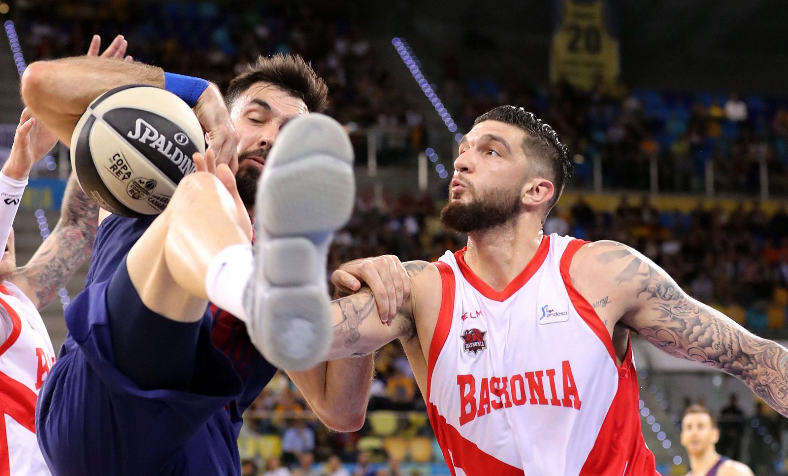 El pivot del FC Barcelona Lassa, Pierre Oriola (i), disputa un rebote ante el jugador francés del Baskonia, Vicent Poirier, durante el partido.