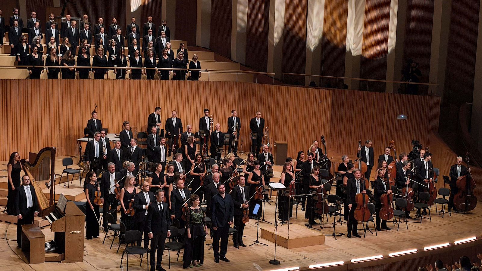 La Orquesta y Coro RTVE con los solistas, en el concierto solidario en memoria de las víctimas de la dana en Valencia