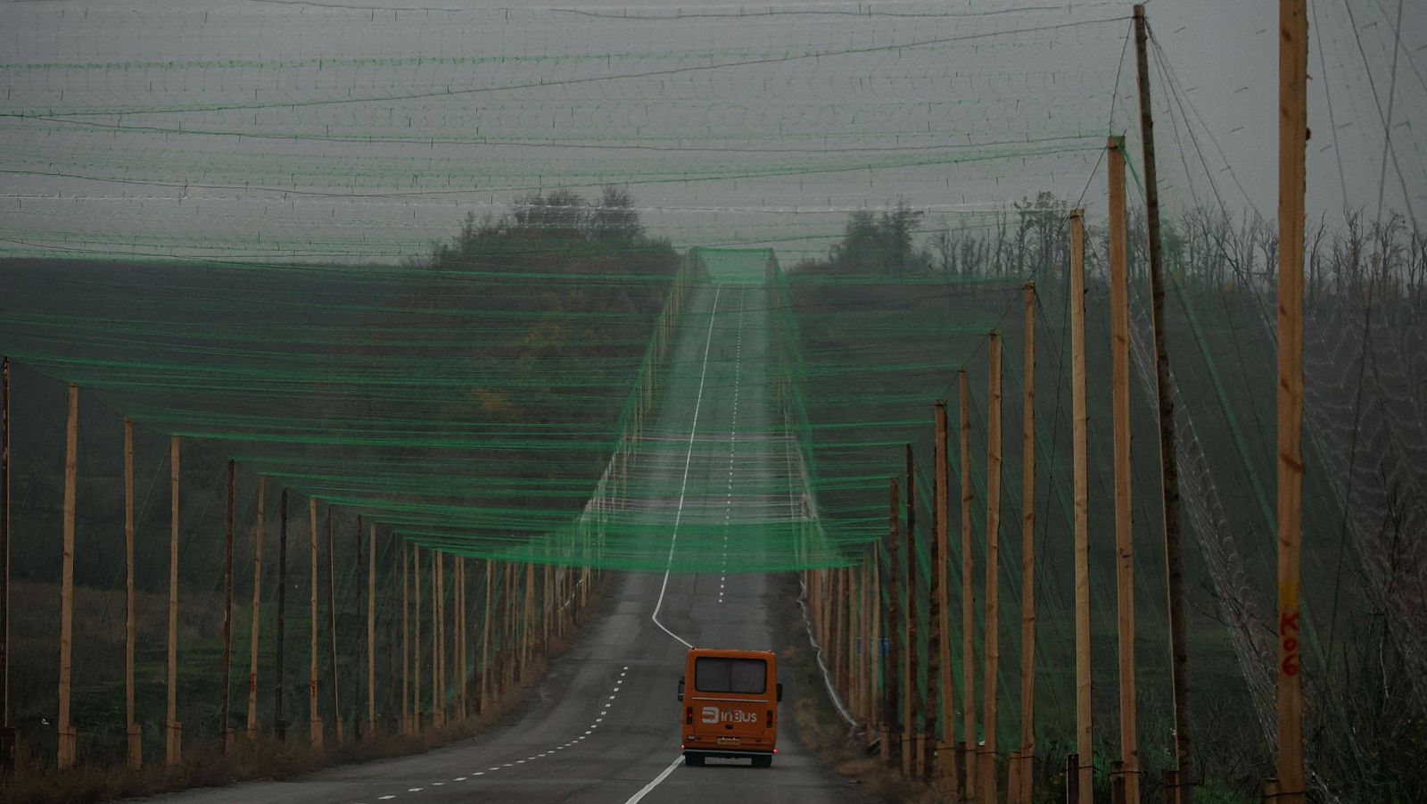 Un automóvil circula por una carretera cubierta con una red antidrones cerca de la ciudad de Sloviansk
