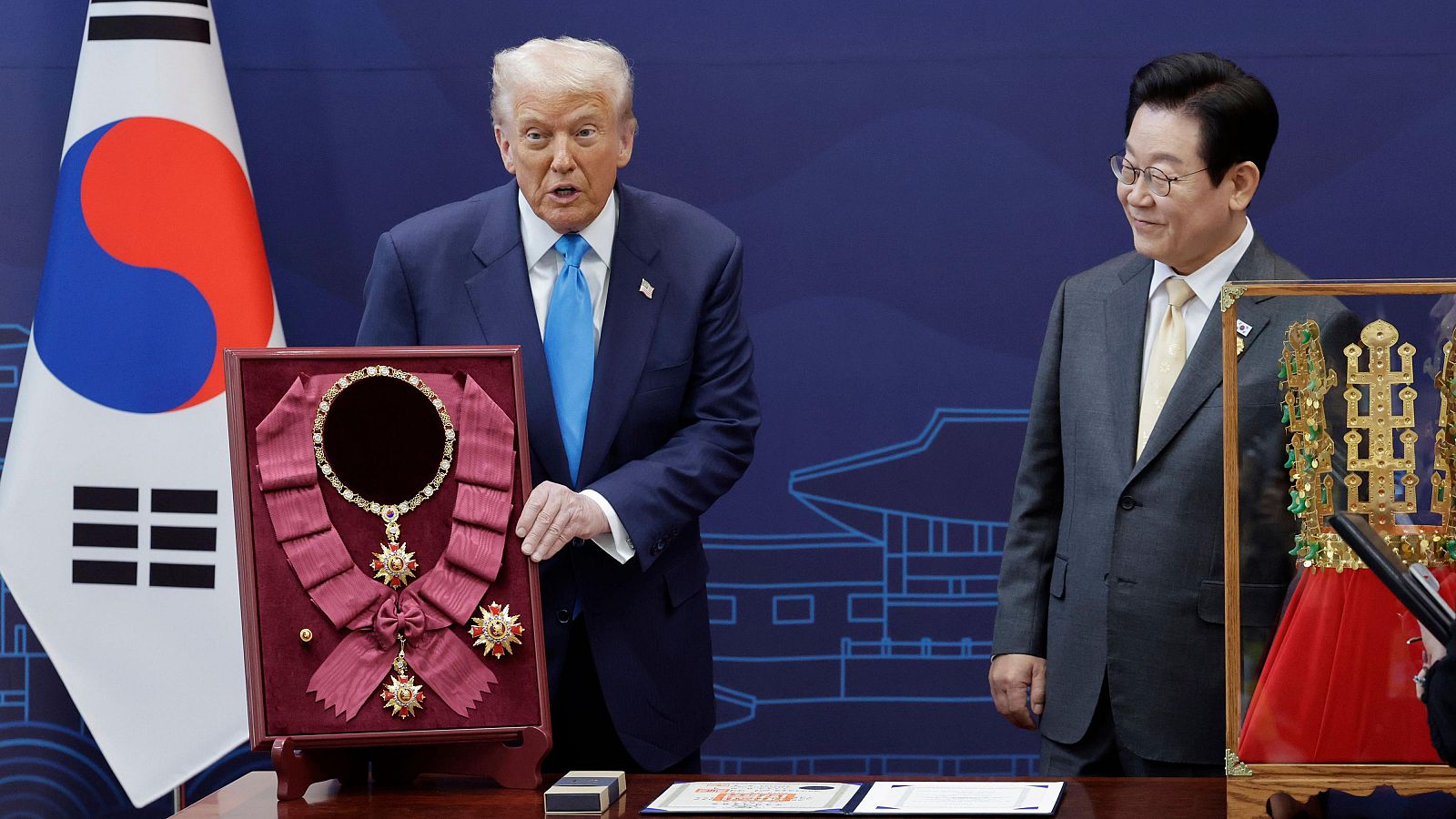 Corea del Sur recibe a Donald Trump con halagos y condecoraciones tan solo un día antes de su reunión con Xi Jinping