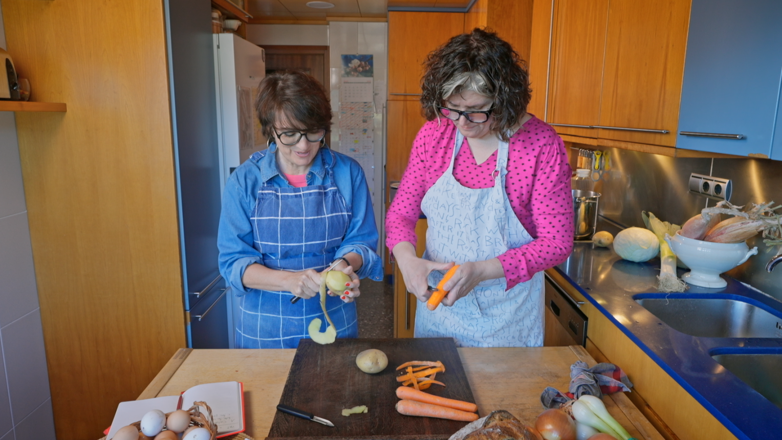 Sílvia Abril i Mercè preparant sopa de ceba a la Seu d'Urgell