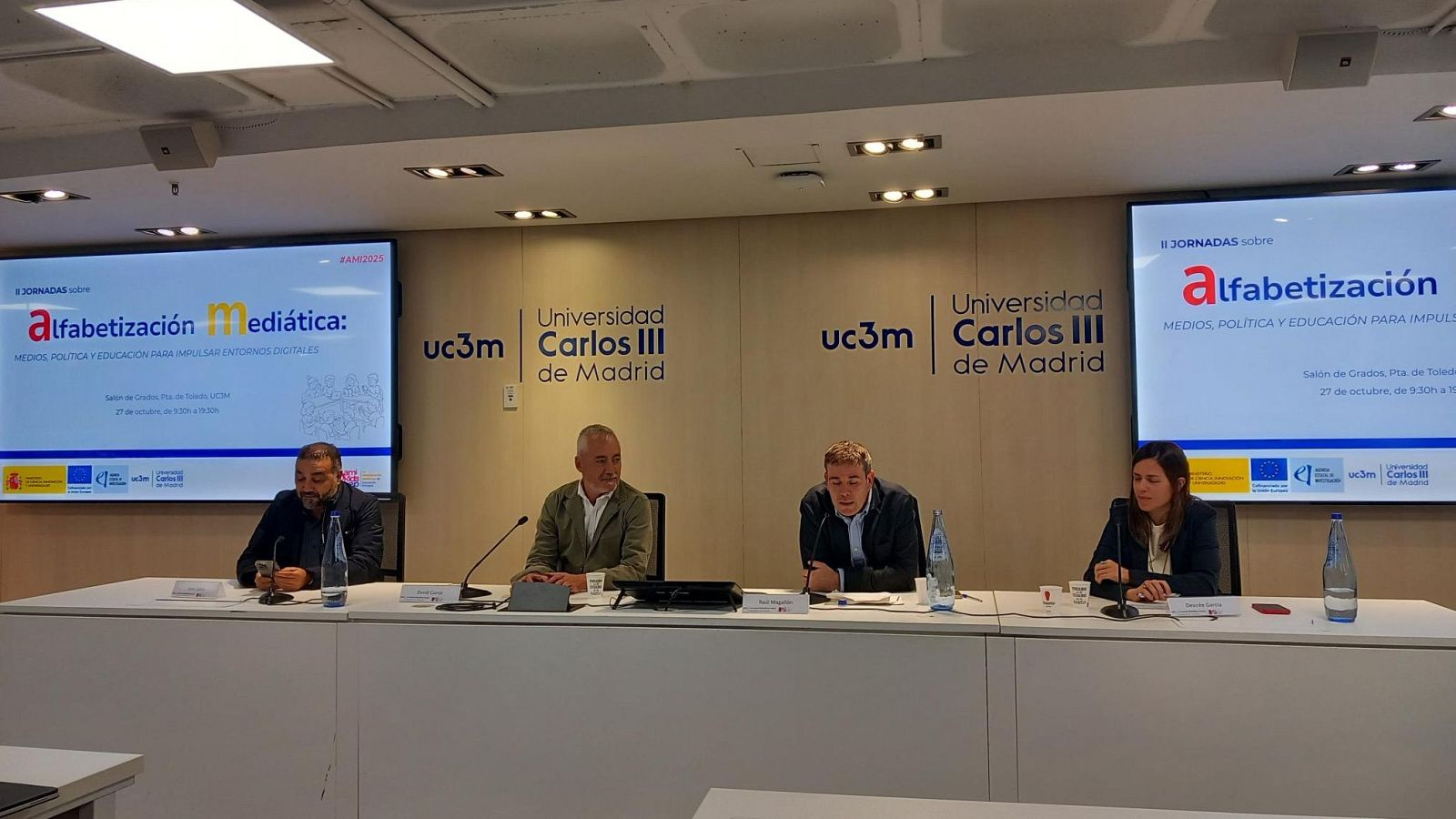 Juan Zafra de CLABE, David Corral de RTVE, Raúl Magallón de la UC3M y Desirée García de EFE participan en la mesa de medios de comunicación de la jornada de Alfabetización Mediática celebrada en la Universidad Carlos Tercero de Madrid.