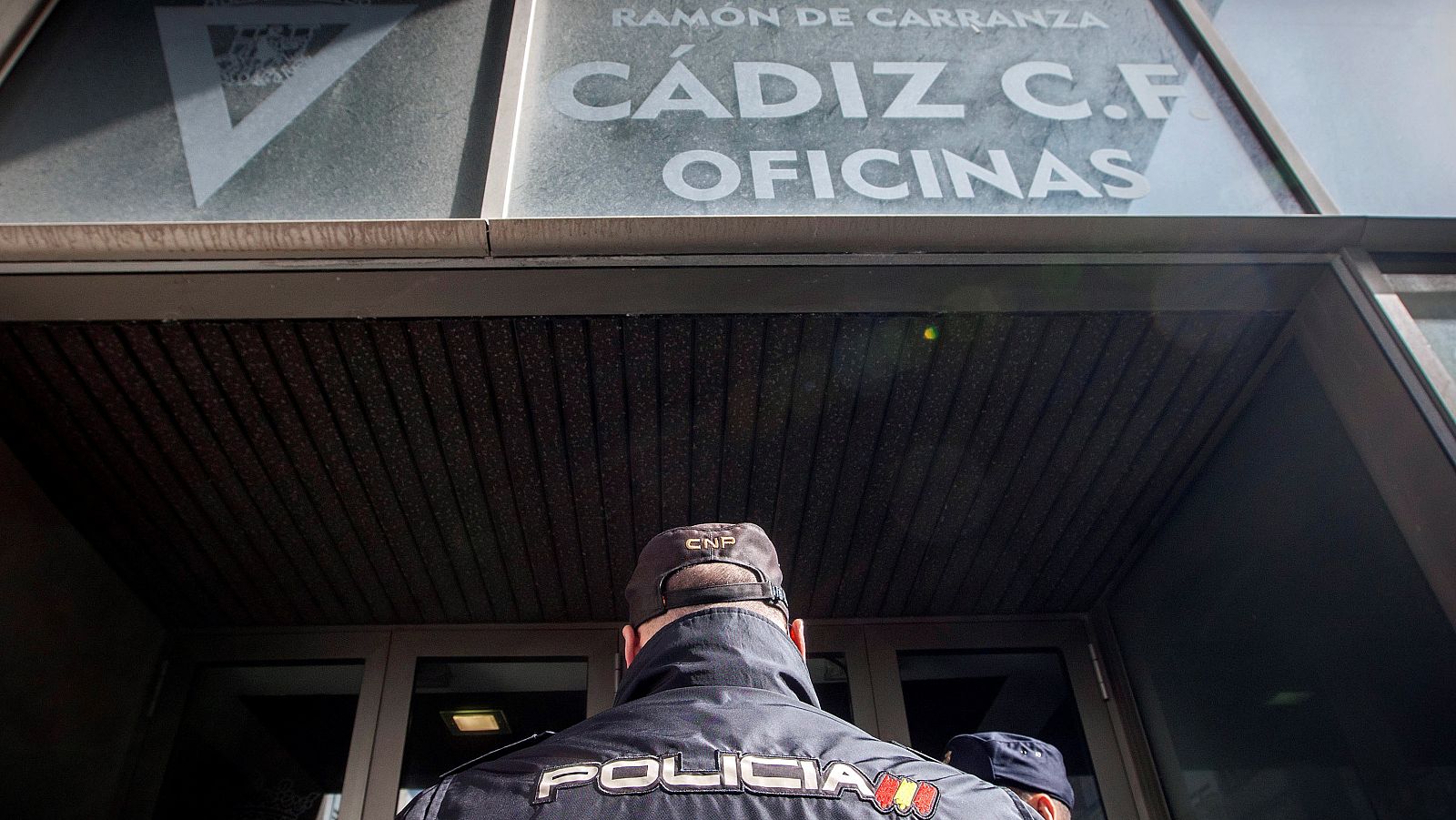 LA POLICÃ¿A NACIONAL REGISTRA LAS DEPENDENCIAS DEL CÃ¿DIZ