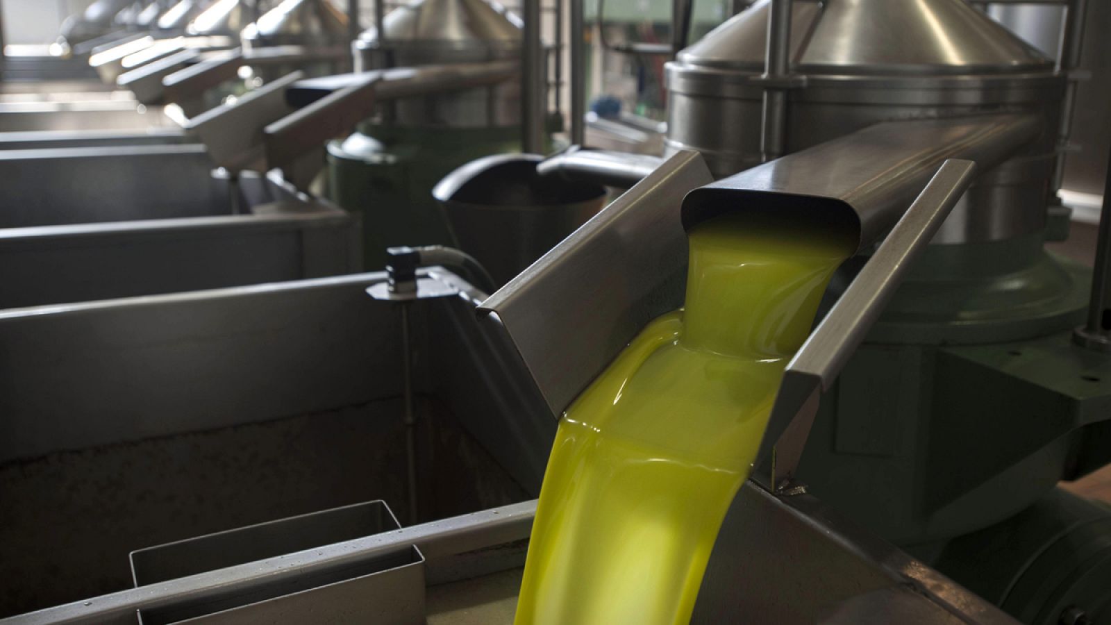 Imagen de archivo de una almazara procesando aceite.