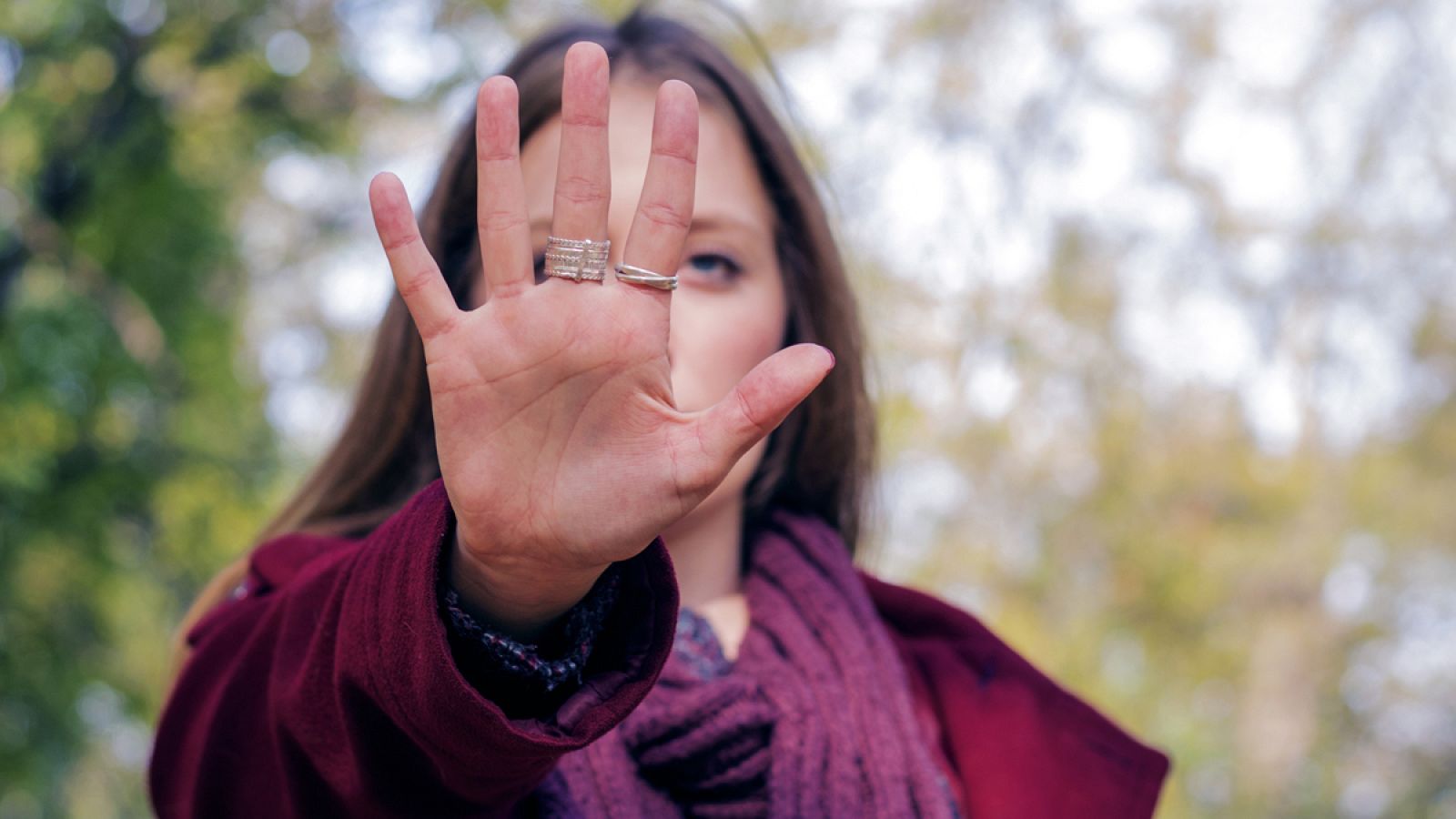 Imagen recurso de una mujer diciendo 'no' al maltrato