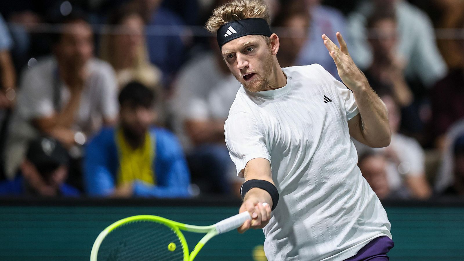 Alejandro Davidovich avanza ronda en París tras vencer al local Cazaux