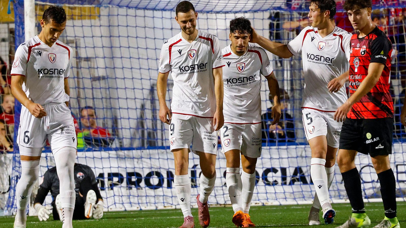 Los jugadores de Osasuna celebran uno de los goles conseguidos por el equipo navarro durante el encuentro correspondiente a la primer ronda de la Copa del Rey.